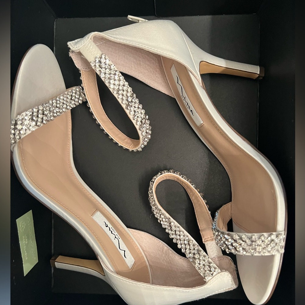 Nina Vauna Bridal shoes NWT 9